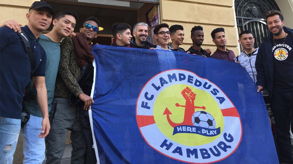 Barisan pendukung FC Lampedusa di kota Hamburg. Copyright: © @CatalunyaRadio